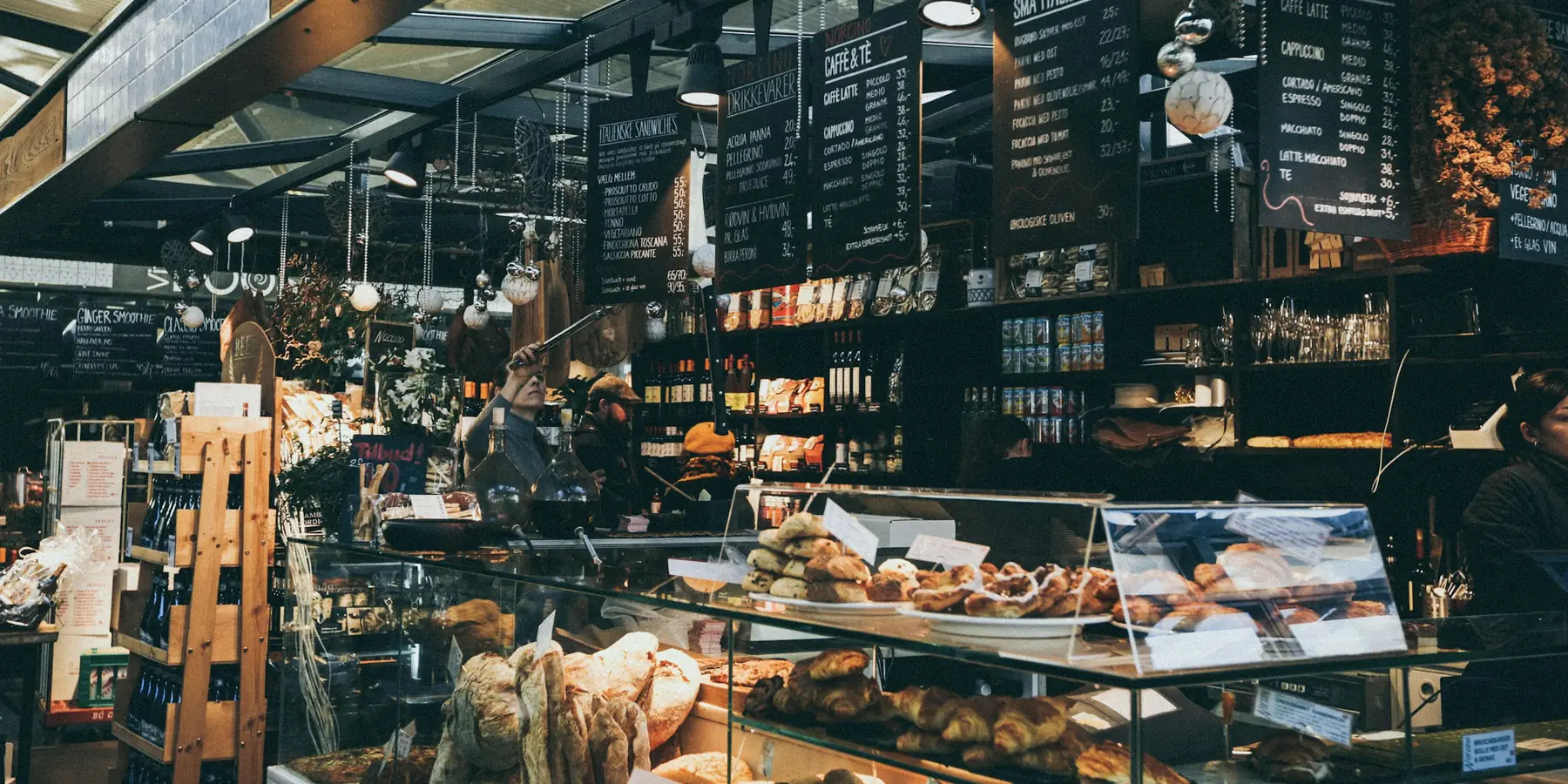 Verkaufsraum einer Bäckerei mit Auslage und Regalen (Symbolfoto)