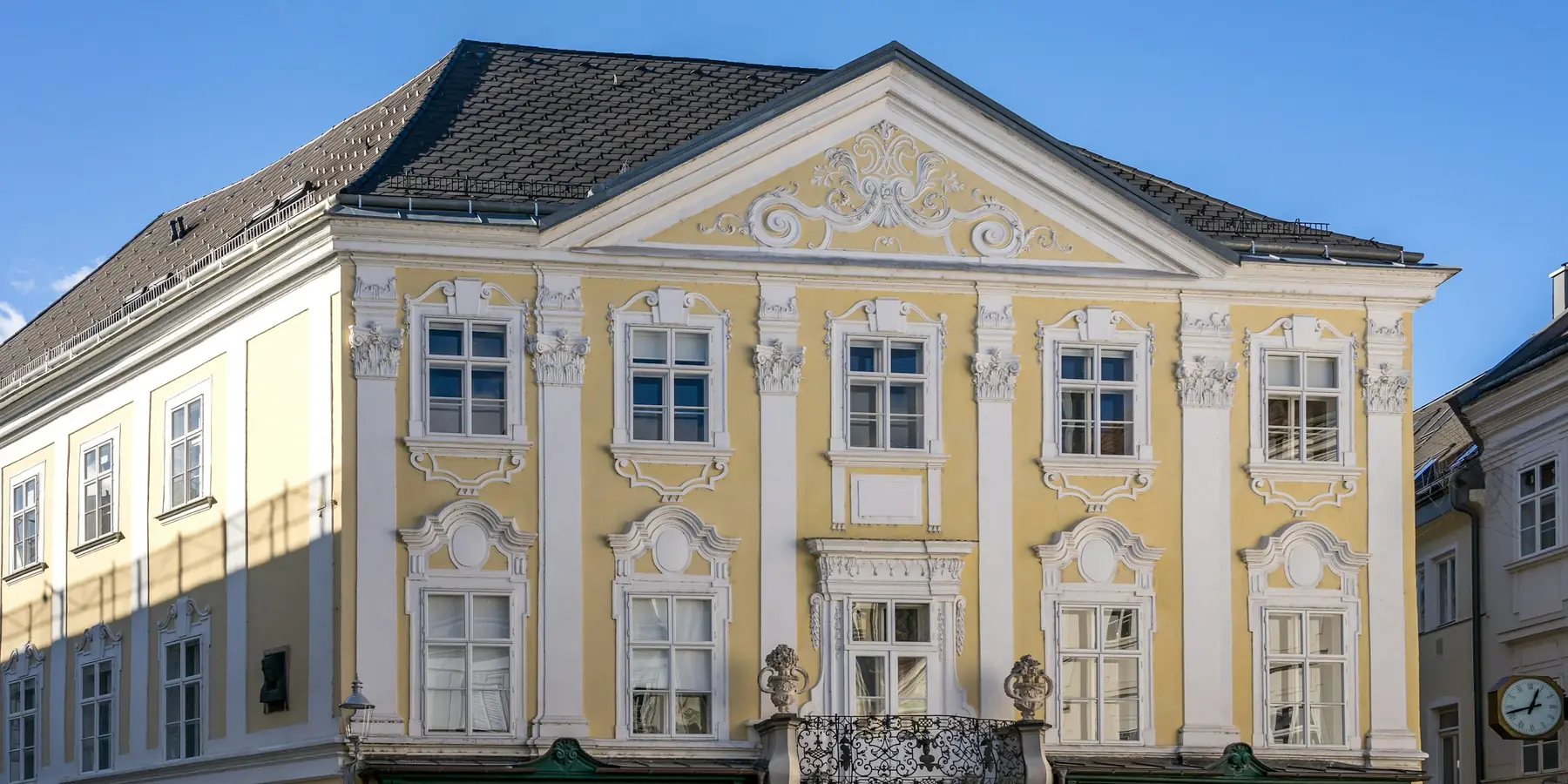Barockes Bürgerhaus mit Geschäftslokalen im Erdgeschoß in St. Pölten (Symbolfoto)