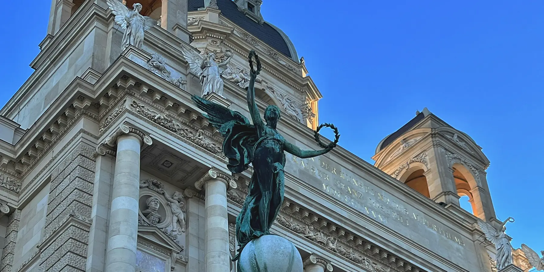 Historische Fassade in Wien mit Figurenschmuck (Symbolfoto)