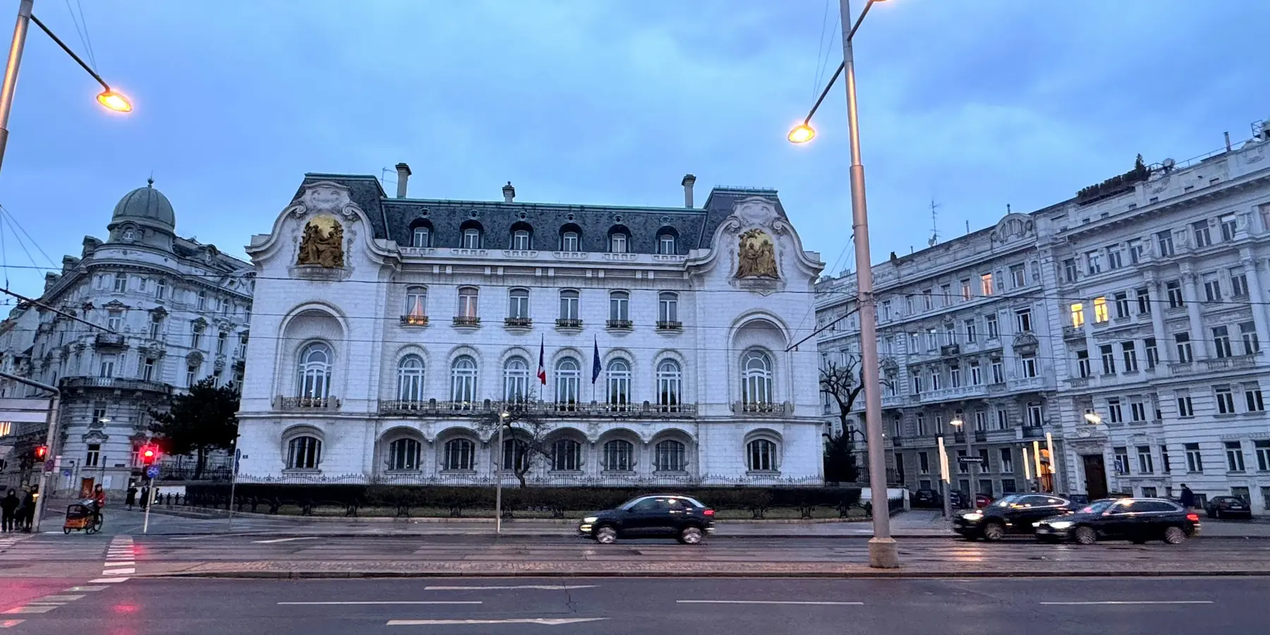 Gründerzeithäuser an einer Wiener Straßenkreuzung in der Dämmerung (Symbolfoto)